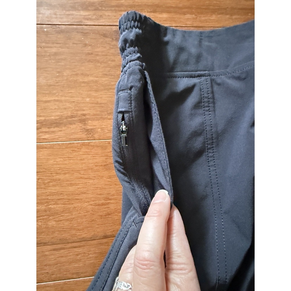 Athleta Chelsea Cargo Pant Size 4 Black Lightweight Minimalist Travel Utility - Picture 4 of 10
